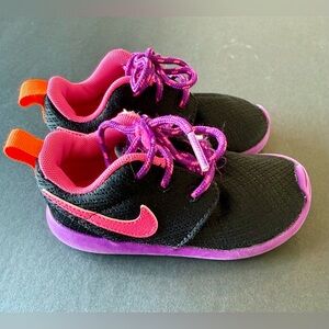 Nike Roshe One Black Pink Berry 659374-007 Youth Size 7C